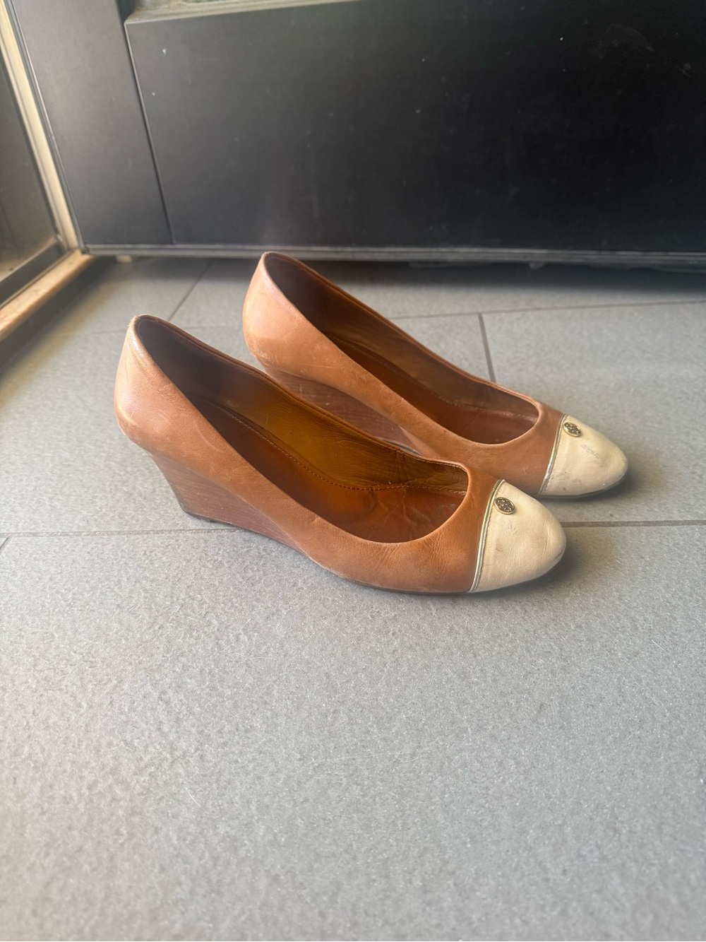 Tory Burch Tiffy Two-Tone Tan Leather Wedge Pumps White Cap Toe Gold Logo Size 8